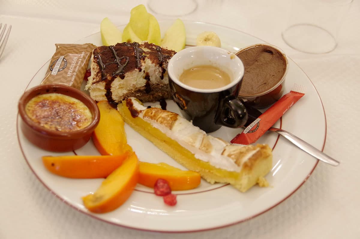 Café gourmand : tiramisu, crème brûlée, mousse au chocolat, tarte au citron meringuée et fruits frais.