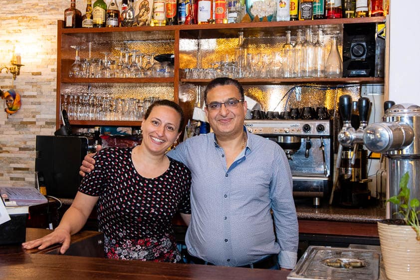 Les patrons du Bistrot Venezia derrière le comptoir du restaurant.