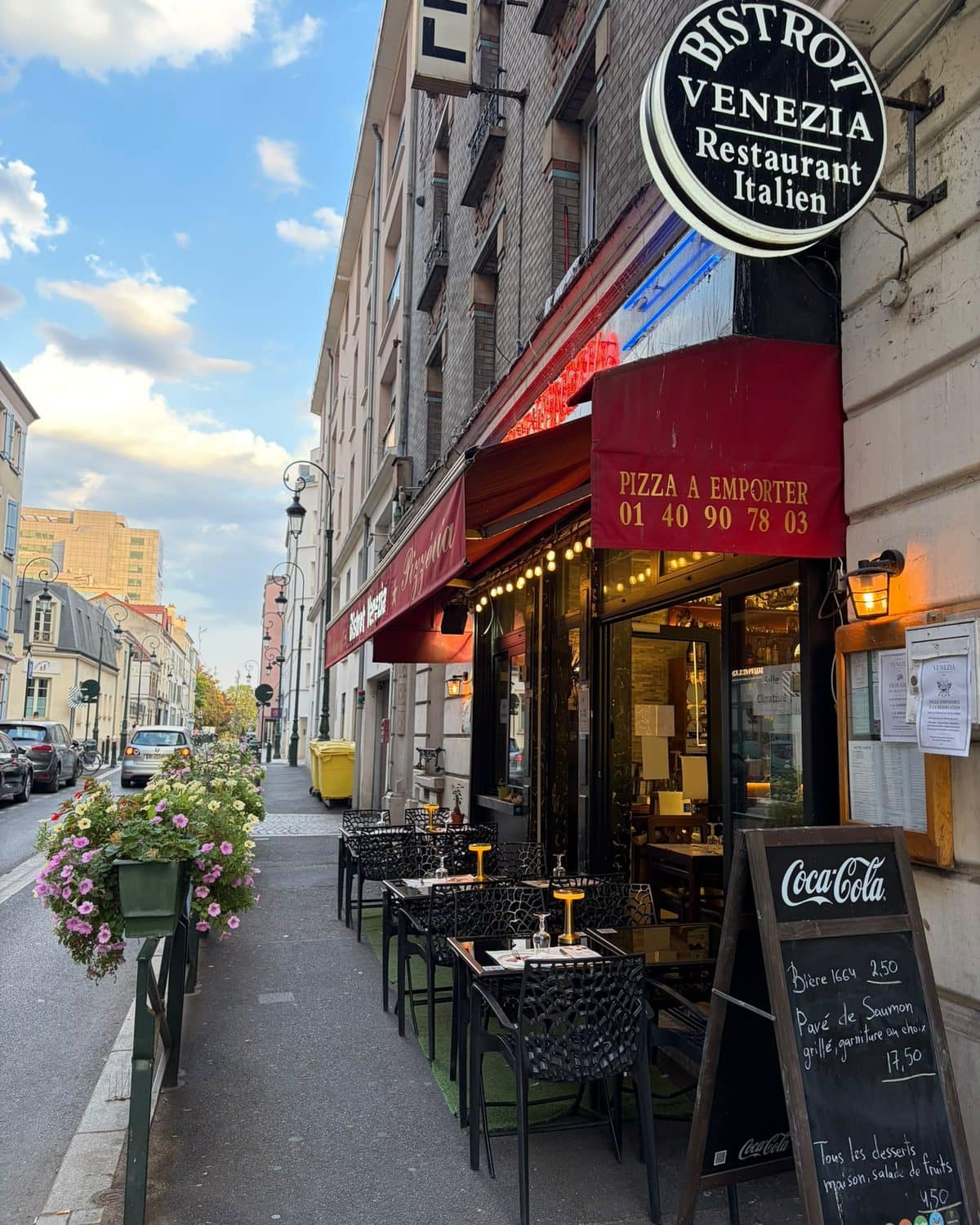 La rue Godefroy à Puteaux, la terrasse et l’enseigne ronde du Bistrot Venezia.